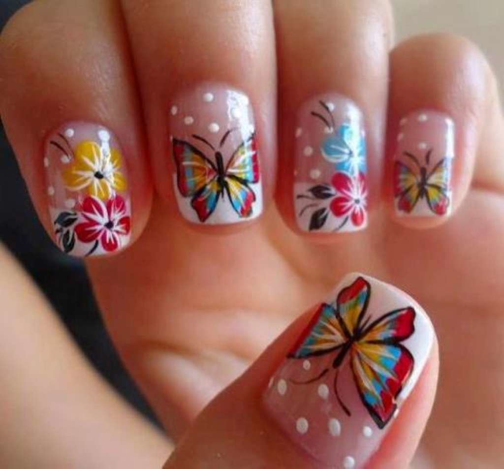 Маникюр со цветочками и с бабочками