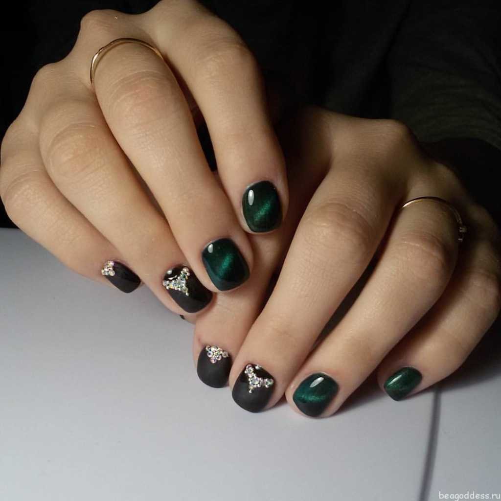 Маникюр зелёный с чёрным на короткие ногти
