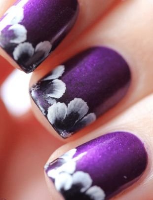 Рисунки белым лаком на ногтях, фиолетовый маникюр с цветочным рисунком