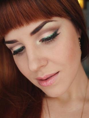 Вечерний макияж для серо-зеленых глаз, макияж с блестящими изумрудными стрелками