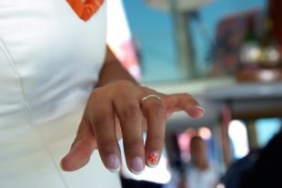 Лёгкий маникюр на коротких ногтях, свадебный белый френч с оранжевым цветком