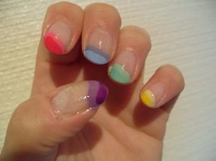 Рисунки на коротких ногтях, разноцветный французский маникюр (френч) 