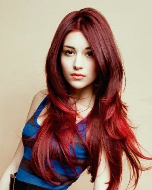 Темно рыжий цвет волос, каскадная стрижка на длинные волосы