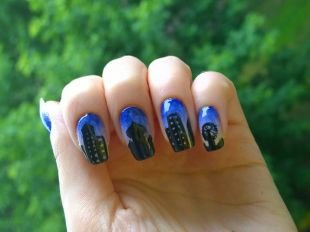 Современные рисунки на ногтях, маникюр с синим лаком "ночной город"