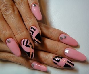 Дизайн ногтей со стразами, матовый маникюр в розовых тонах с черным рисунком