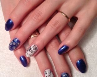 Рисунки ромашек на ногтях, сине-белый маникюр с цветочным принтом