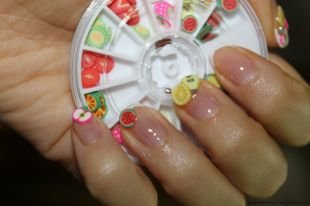 Летний маникюр на коротких ногтях, фруктовый маникюр с помощью фимо